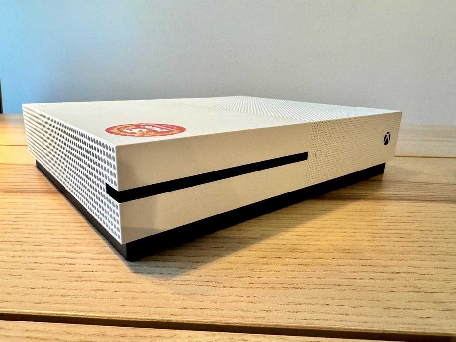Xbox One S 1TB como nova + 2 comandos + garantia CeX até 2030