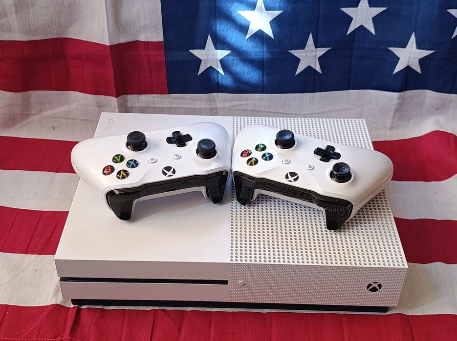 Xbox one s 1tb з двома джойстиками