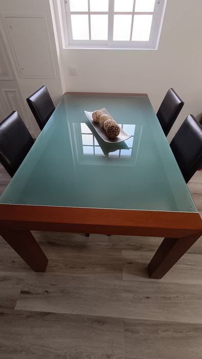 Mesa de sala de jantar com cadeiras