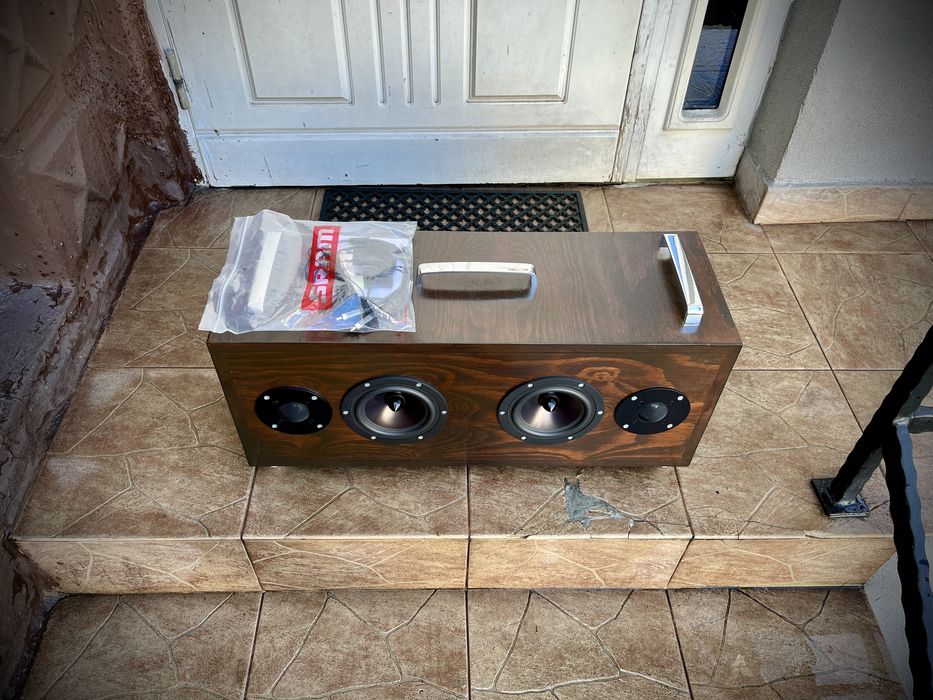 Referencyjny głośnik aktywny w kolorze czekoladowym, o mocy 2x35 Wat