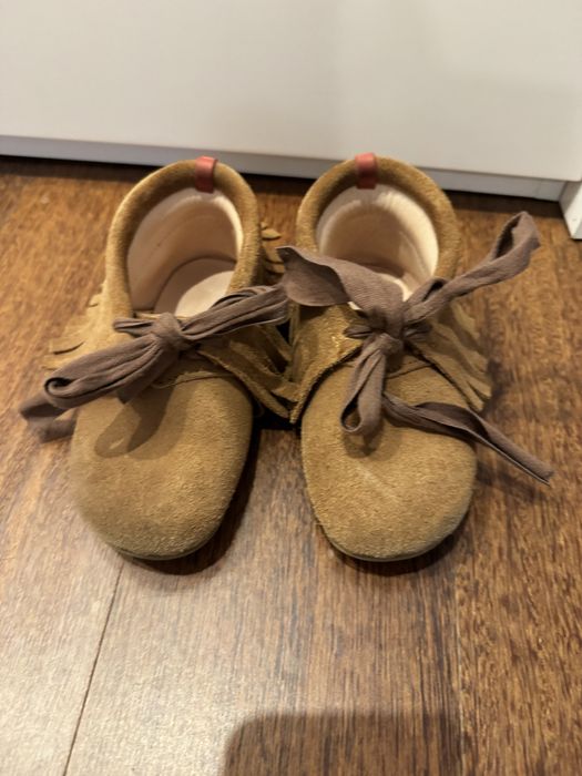 Sapatos da marca Moleke tamanho 28 lindos novos