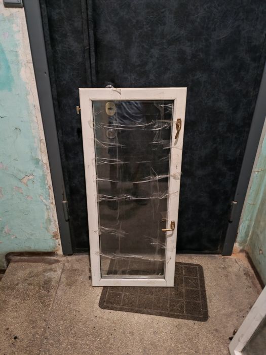 Деревянные окна и форточки со стеклами