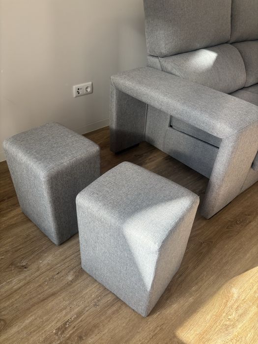 Sofá chaise longue com baú e puffs cinzento