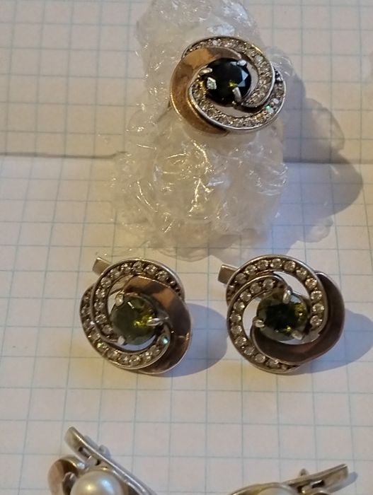 Срібні прикраси.