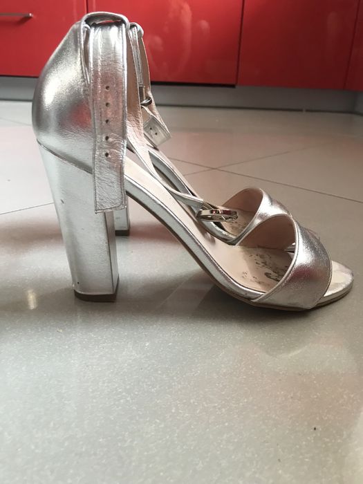 Eleganckie sandałki na slupku