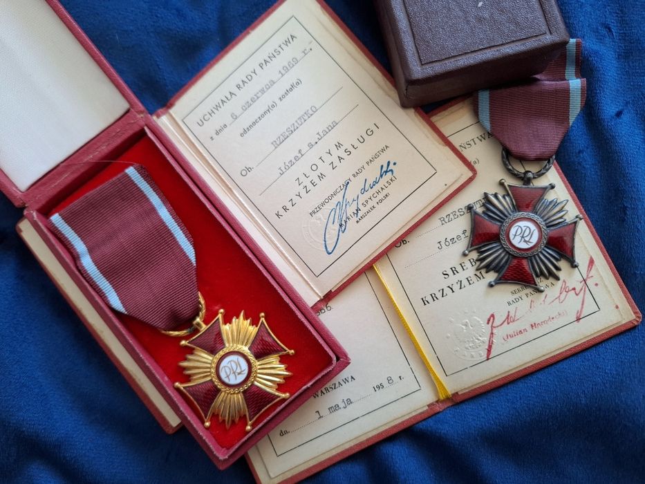2 komplety Krzyża Zasługi (złoty,srebrny), dokumenty, pudełka