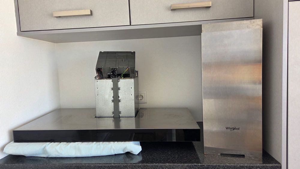 Exaustor Whirlpool em inox e vidro preto