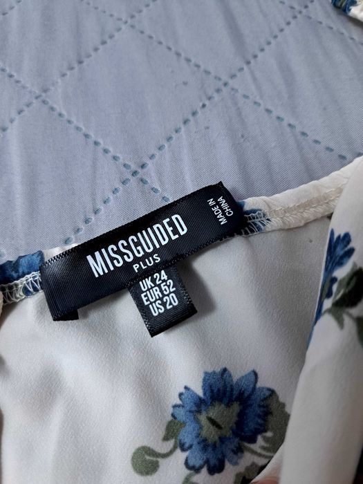 Sukienka plisowana kremowa w niebieskie kwiatki 52 Missguided