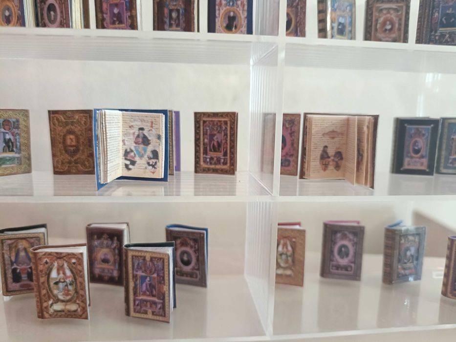 Livros miniatura casa de bonecas