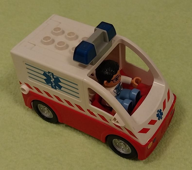 pojazd LEGO Duplo karetka pogotowia ambulans