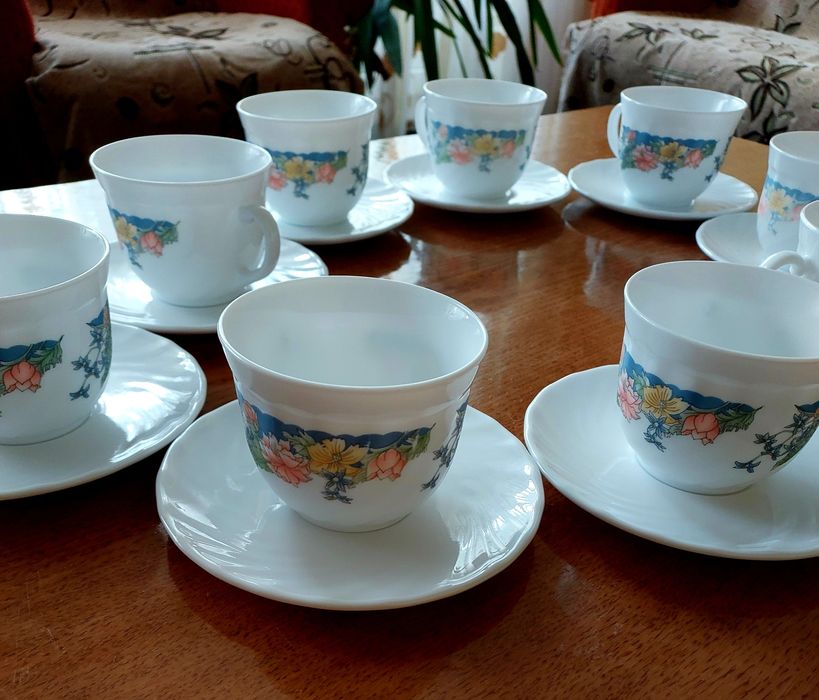 Чашки, білий набір і інші чашки