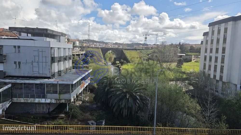 Apartamento T2 com garagem, jardim privativo e excelente localização