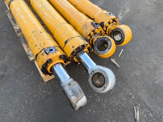 LIEBHERR A 924 B komplet siłowników koparki przeładunkowej