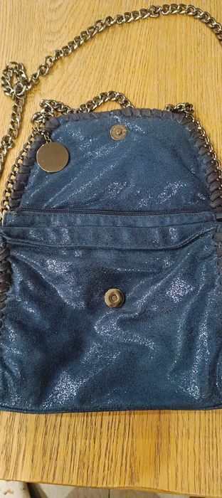 Granatowa torebka z łańcuszkiem