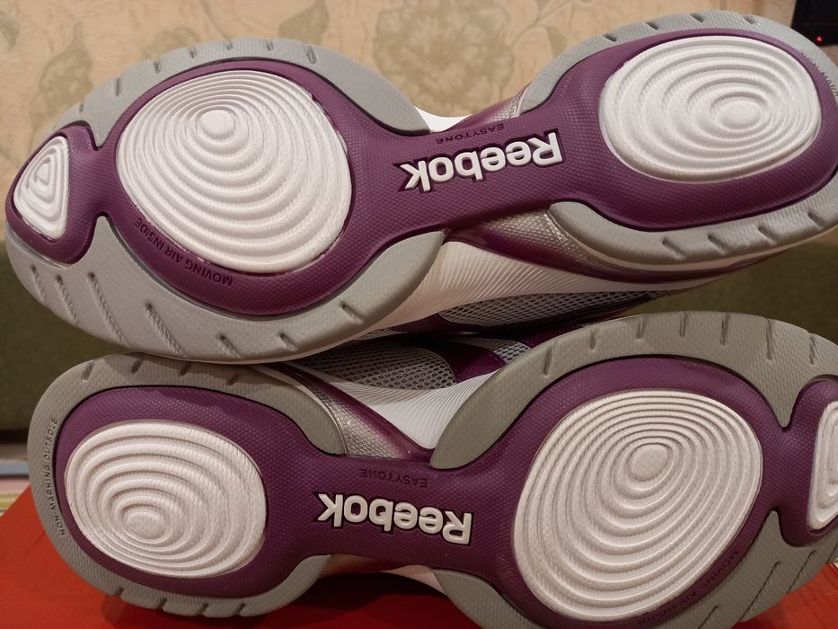 Новые кроссовки на девочку Reebok размер 39.