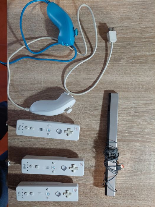 Consola Wii com balança Wiifit e acessórios