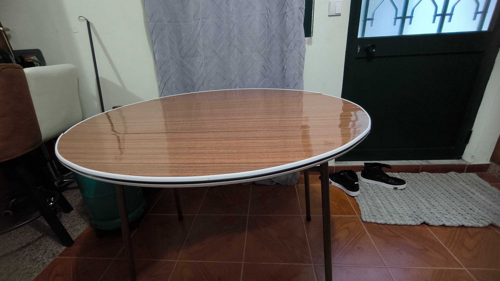 Mesa oval altura 77 comprimento 100  sem cadeiras