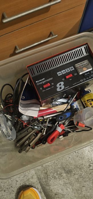 Ferramentas diversas + carregador de bateria