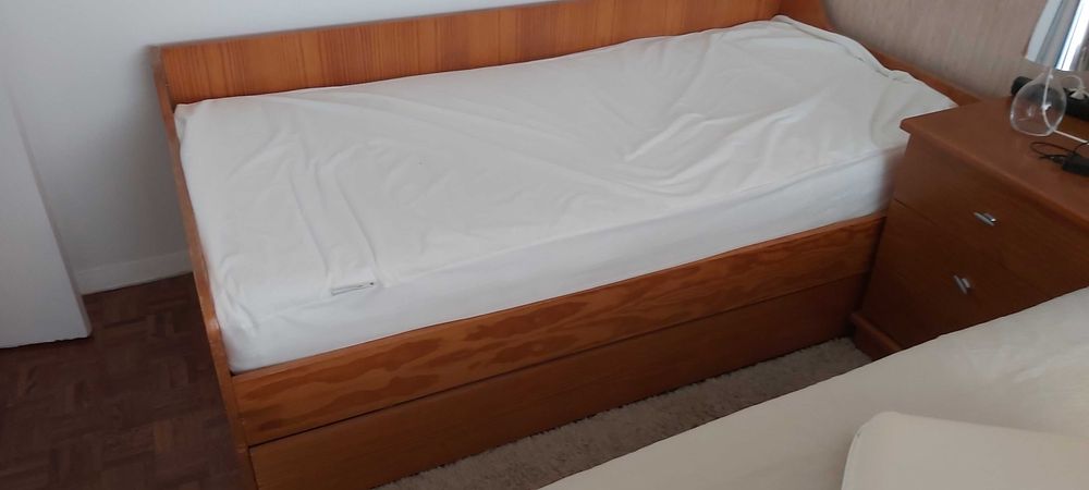 Cama com colchao e mesa de cabeceira