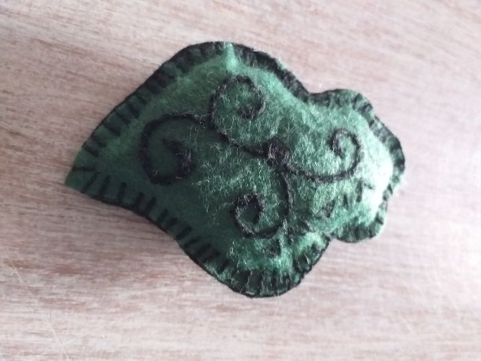 coração alfineteira de peito.