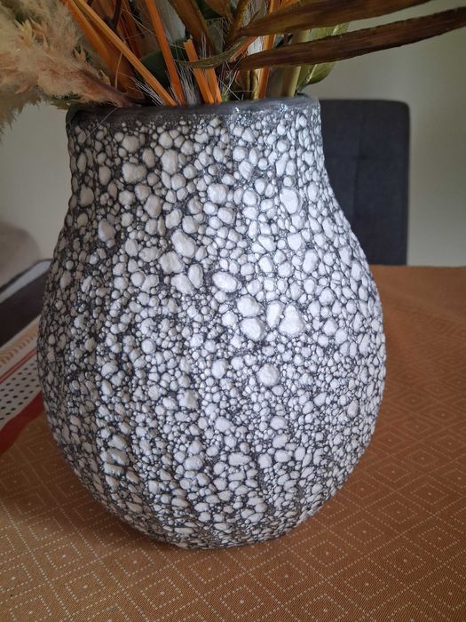 Jarra cinzenta e branca