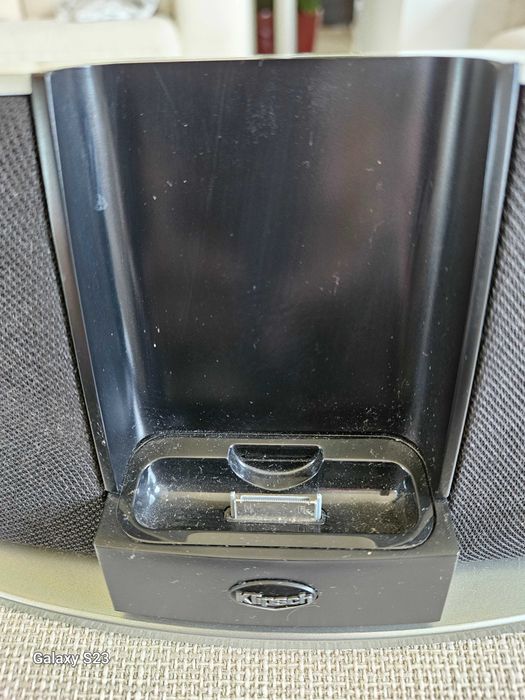 Leitor de iPod marca Klipsch.