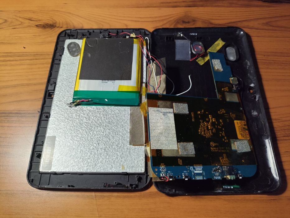 Планшет PRESTIGIO PMP7170B3GCE, на деталі