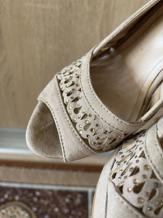 Туфлі, босоніжки