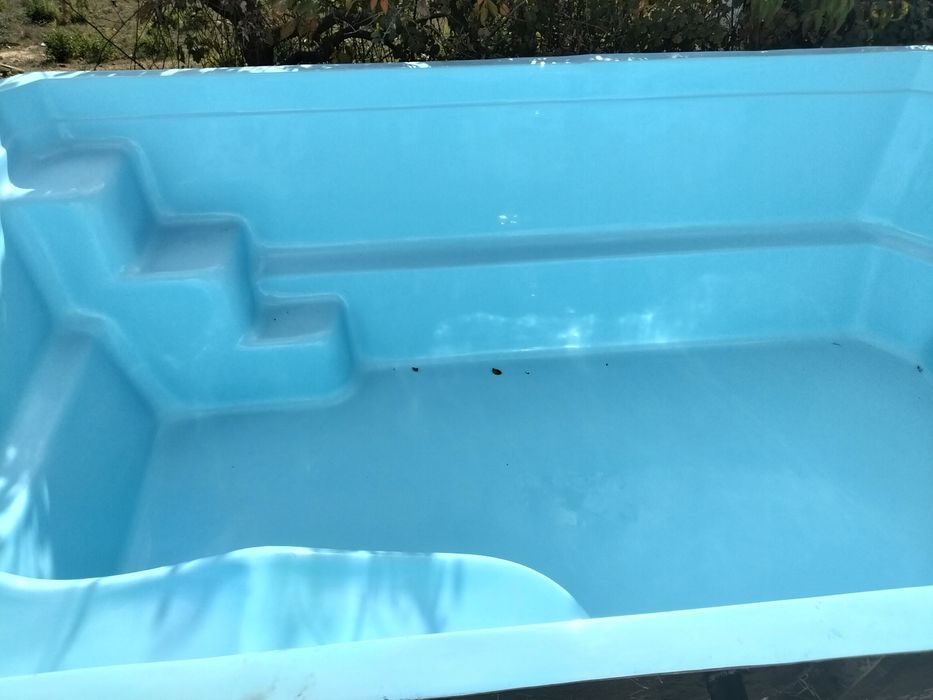 Piscina em fibra com casa de máquinas