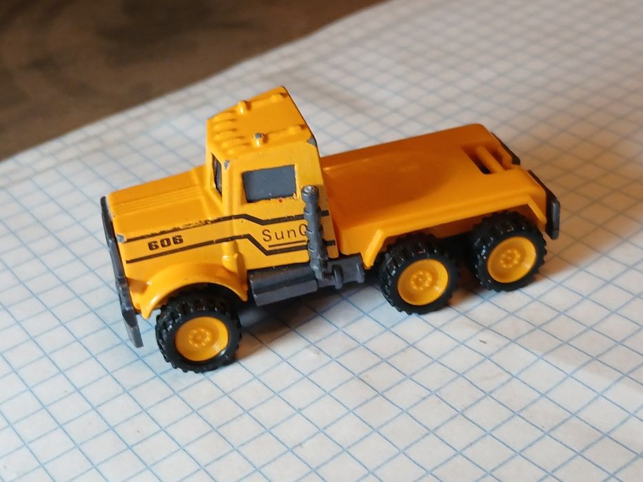 Металлический грузовик-самосвал