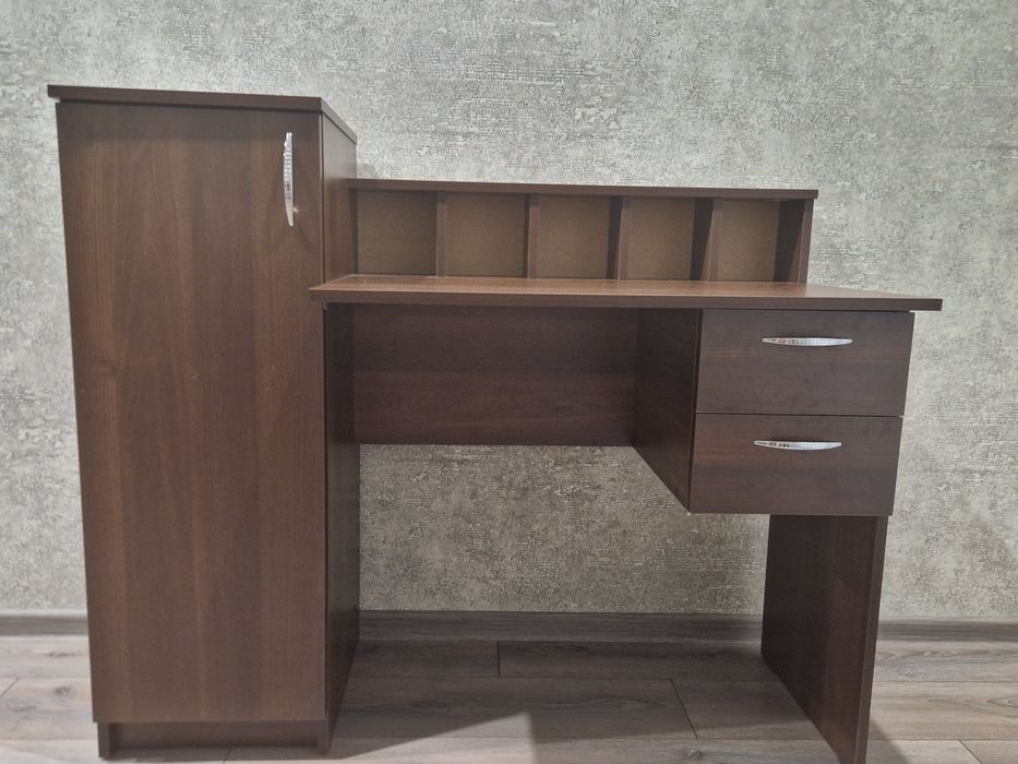 Зручний стіл для роботи