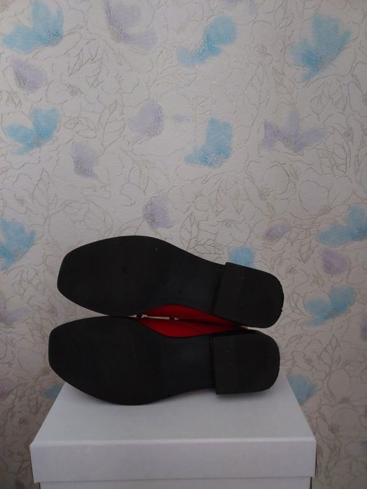 Натуральна шкіра,червоні і молочні