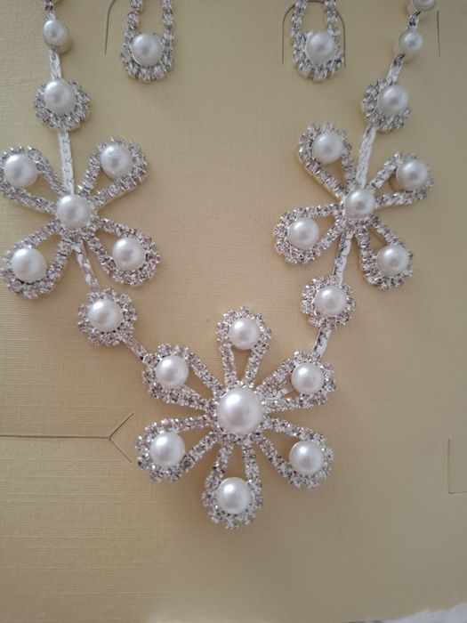 Conjunto colar / fio e brincos pérolas e brilhantes