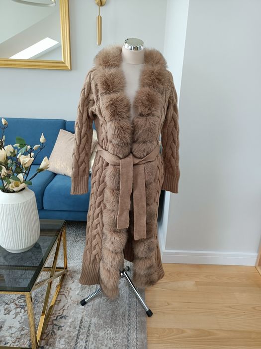 28.01 Długi sweter kardigan beżowy wiązany z naturalnym  futrem z lisa