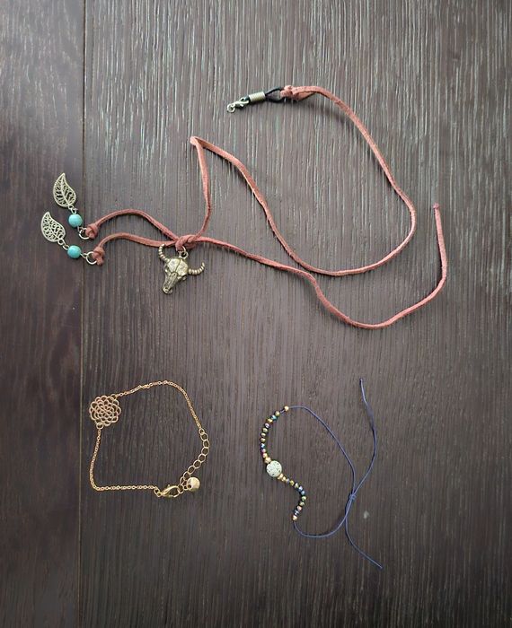 Pulseiras bijuteria e fio suporte óculos