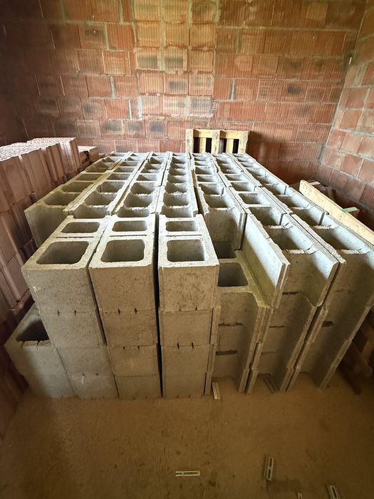 PUSTAK BETONOWY SZALUNKOWY CJ BLOK  PBS-24  , Sprzedam całoś tak ja na zdjeciu .Łączna ilosc sztuk 137 / 1 szt - 3,50 zł