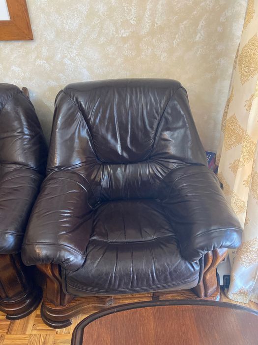 Sofá e poltronas em pele