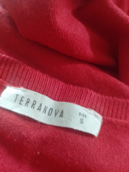 Czerwony sweter w dekolt serek