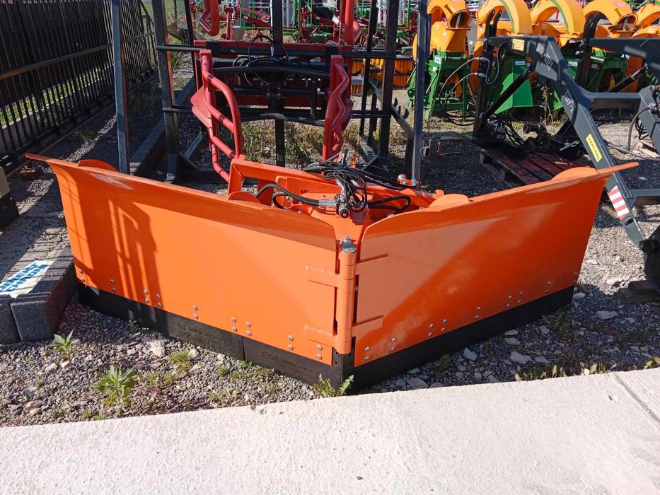 Pług strzałkowy 1,5 - 3m Metal Technik na euroramke TUZa