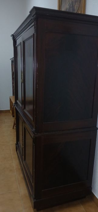 Armário antigo para televisor