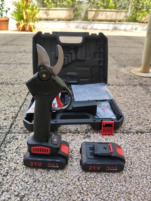 Tesoura de Poda Elétrica *2 baterias*  21V - *NOVA*