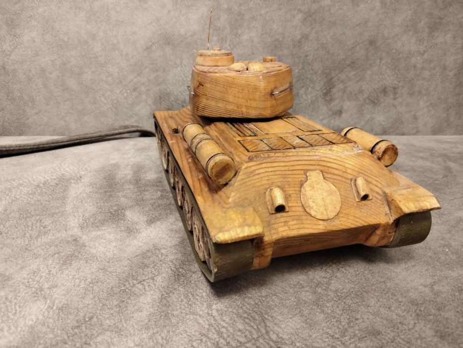 Модель из танка Т-34 из дерева.Кабинетный вариант.