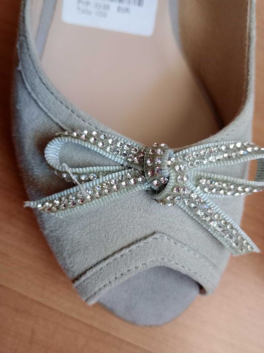 Sandálias de camurça cinza claro, da marca D Chicas