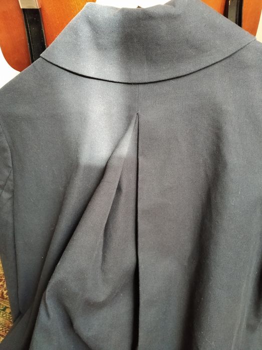 Casaco azul marinho da COS em ótimo estado.