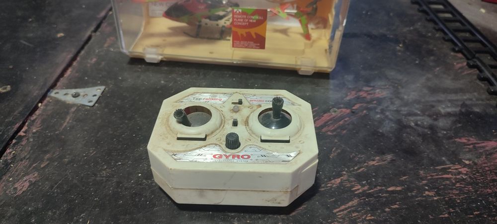 Залізна дорога - вертоліт на дистанційному керуванні.