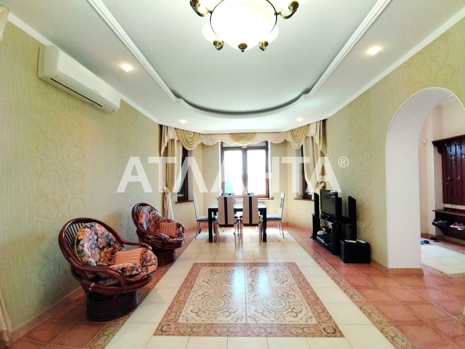 Будинок з басейном біля моря на 7 сотках