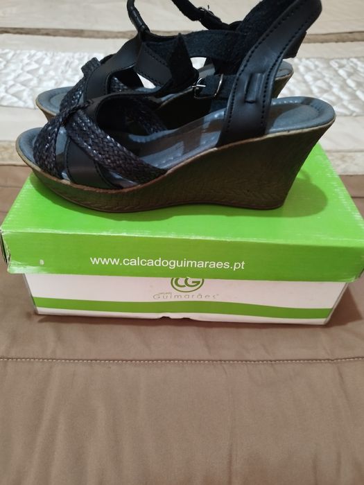 Sandálias pretas com cunha como novas