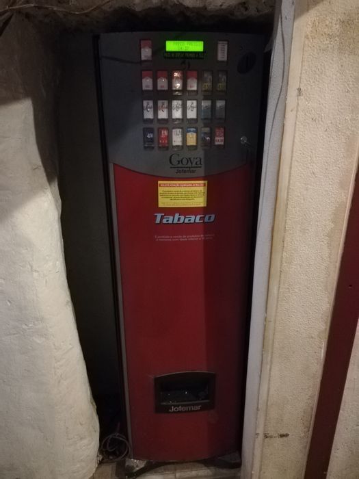 Máquina de vender maços de cigarros