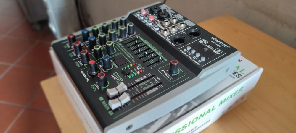 Mesa de mistura profissional com microfones sem fios sem fios, artigo como novo.