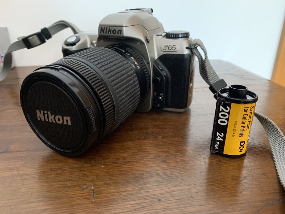 Antiga nikon F65 de rolo